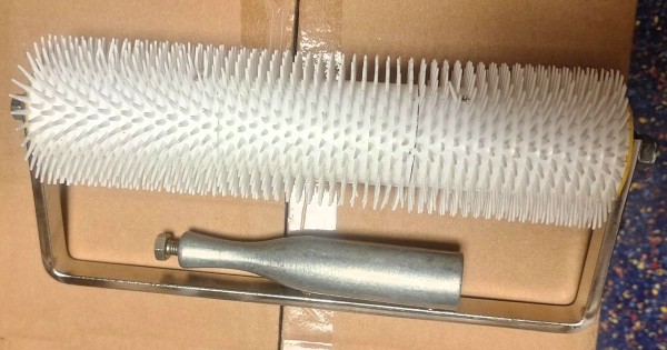 Stachelwalze Entlüftungsroller mit Metallbügel, 25 cm
